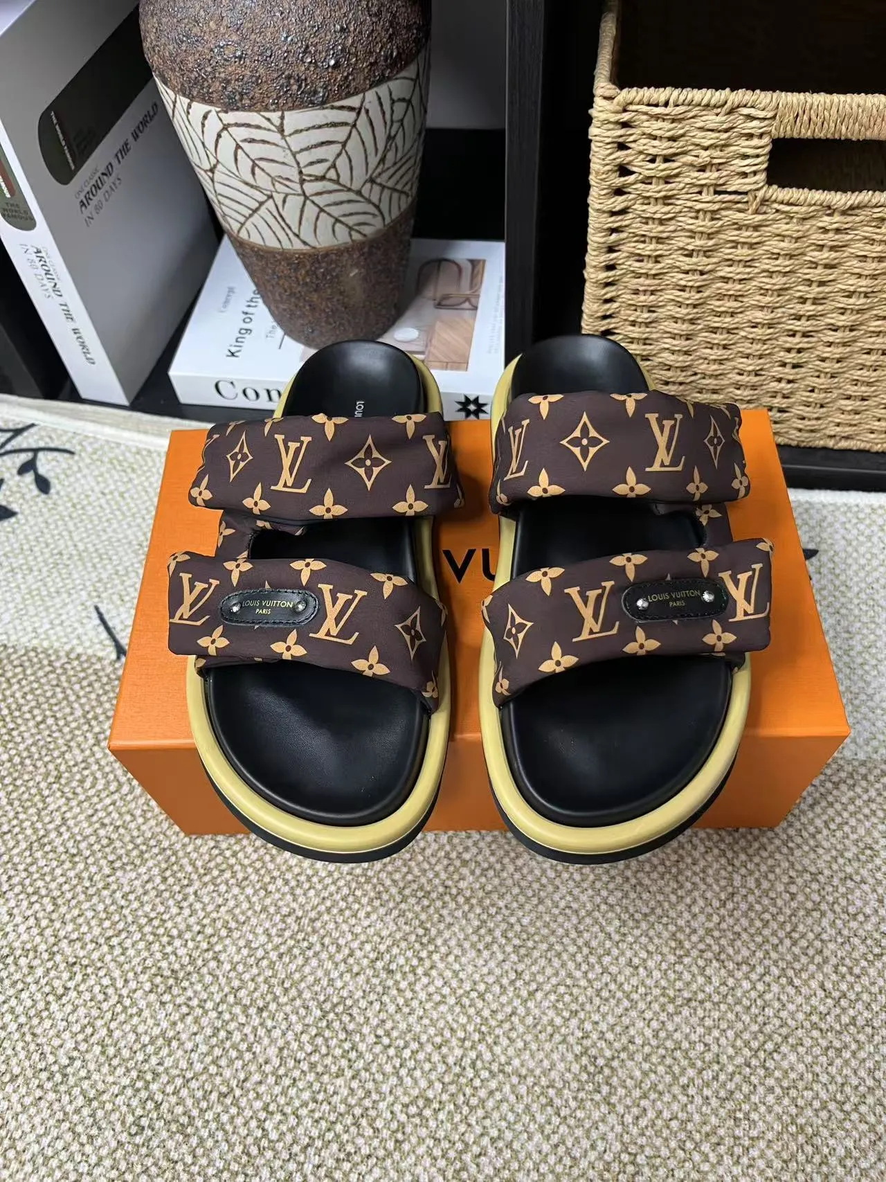 P340 yuan LV Louis Vuitton Full of high-end feel! A popular model among bloggers at home and abroad, it’s retro and fashionable, and looks stunning on your feet! Mainly recommended model on the official website★ ━━━━━ ЅᏇєєt ━━━━━ ▪️Upper: original calfskin ➕5D printing process ▪️Inner: imported mixed sheepskin ▪️Outsole: original molded foam outsole ▪️Size: Female 35-40 Men's 39-44 (women's 41 men's 45)